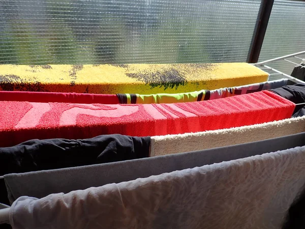 Güneşli Bir Günde Renkli Çamaşırları Balkonda Kurutmak — Stok fotoğraf