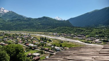 Yukarı Sveneti Gürcistan 'daki Mestia şehrinin manzarası