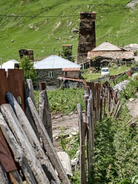 Gürcistan 'ın tarihi köyü Svaneti' nin yukarısında
