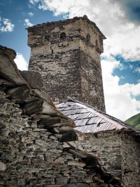 Gürcistan 'ın tarihi köyü Svaneti' nin yukarısında