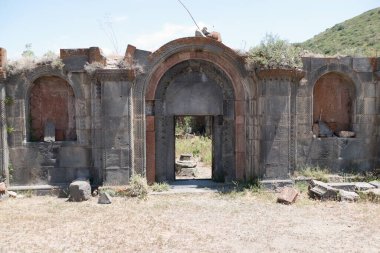 Ermenistan 'daki Hüsrov doğal rezervasyonunda katran manastırı harabesi.
