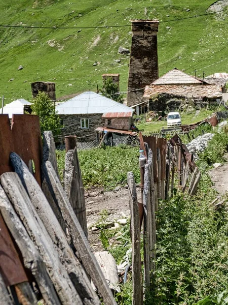 Gürcistan 'ın tarihi köyü Svaneti' nin yukarısında