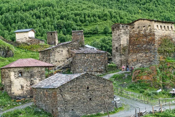 Gürcistan 'ın tarihi köyü Svaneti' nin yukarısında