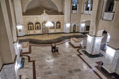 Sütunları olan muazzam, tarihi, boş bir salon.