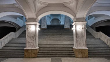 Sütunları olan muazzam, tarihi, boş bir salon.