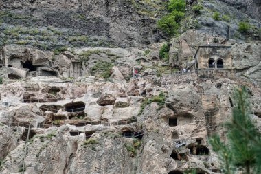 Gürcistan 'daki tarihi taş yerleşimi ve manastır Vardzia