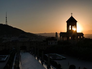 Tcminda Sameba Katedrali 'nde romantik günbatımı Tiflis Georgia