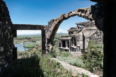 Bitmemiş bir binanın terk edilmiş kalıntıları