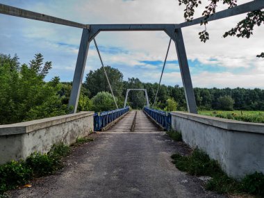 Köprü inşaatı bir nehrin üzerinde