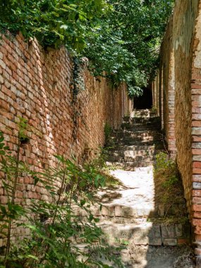 Güney Moravya Czech Cumhuriyeti 'nde terk edilmiş eski bir şato.