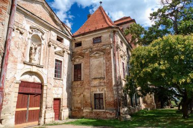 Güney Moravya Czech Cumhuriyeti 'nde terk edilmiş eski bir şato.