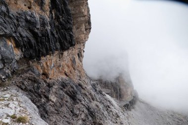 Güzel İtalyan kayalık manzarası bulutlardaki dolomitler