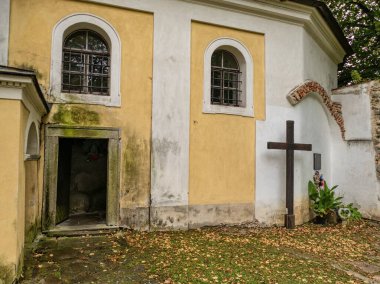 Güney Moravya Czech Cumhuriyeti 'nde terk edilmiş eski bir şato.