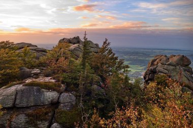 inanılmaz güzel romantik gün batımı dağlarda