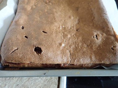 Mutfakta ev yapımı tatlı kek pişirmek.