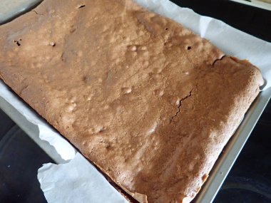 Mutfakta ev yapımı tatlı kek pişirmek.