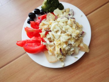 Kahvaltı için çırpılmış yumurta ve sebze.