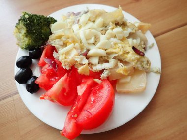 Kahvaltı için çırpılmış yumurta ve sebze.