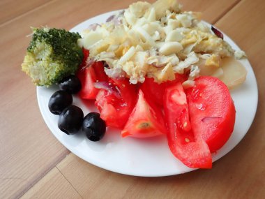 Kahvaltı için çırpılmış yumurta ve sebze.