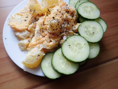 Kahvaltı için çırpılmış yumurta ve sebze.