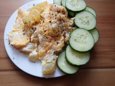 Kahvaltı için çırpılmış yumurta ve sebze.