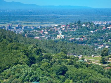 Kutaisi çevresi Gelati Manastırı 'nın gözcü terasından görünüyor.