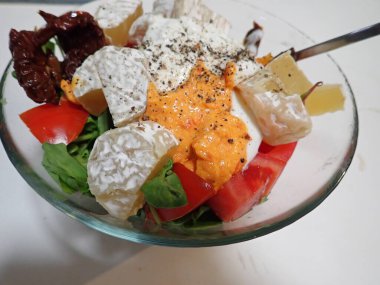 Somonlu sebze salatası.