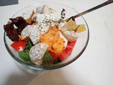 Somonlu sebze salatası.