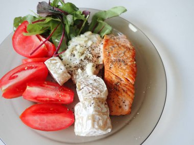 Somonlu sebze salatası.