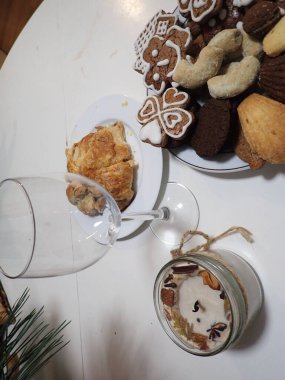 Tabaktaki ev yapımı Noel kurabiyelerinin ayrıntıları.    