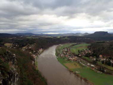 Saxon Switbestei Almanya 'daki Elbe Nehri' ne bakıyor. 