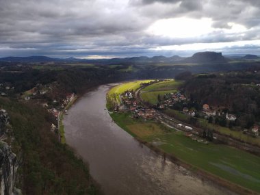 Saxon Switbestei Almanya 'daki Elbe Nehri' ne bakıyor. 