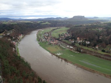 Saxon Switbestei Almanya 'daki Elbe Nehri' ne bakıyor. 