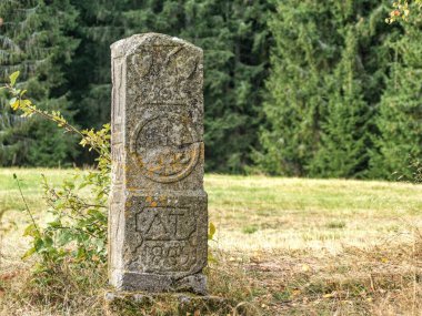 Tahtada dekoratif oymalarla tarihi bir Czech sınır taşı
