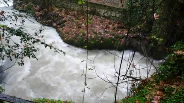 令人惊奇的洞穴瀑布落在安塔利亚火鸡的渡河上 — 图库视频影像