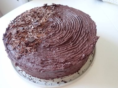 Mutfakta ev yapımı çikolatalı pasta.