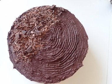 Mutfakta ev yapımı çikolatalı pasta.