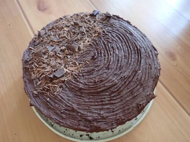 Mutfakta ev yapımı çikolatalı pasta.