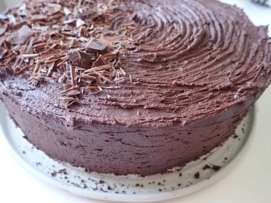 Mutfakta ev yapımı çikolatalı pasta.