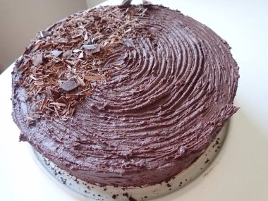 Mutfakta ev yapımı çikolatalı pasta.