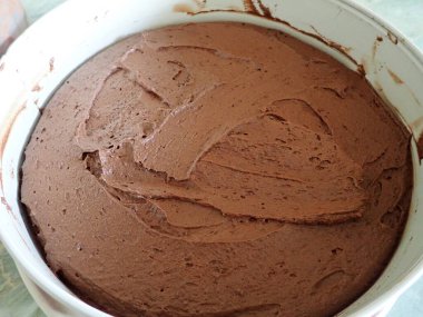 Mutfakta ev yapımı çikolatalı pasta.