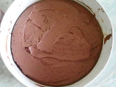 Mutfakta ev yapımı çikolatalı pasta.