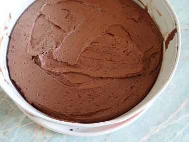 Mutfakta ev yapımı çikolatalı pasta.