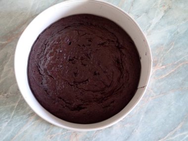 Mutfakta ev yapımı çikolatalı pasta.