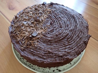 Mutfakta ev yapımı çikolatalı pasta.