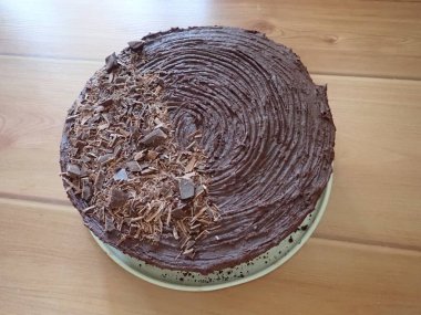 Mutfakta ev yapımı çikolatalı pasta.