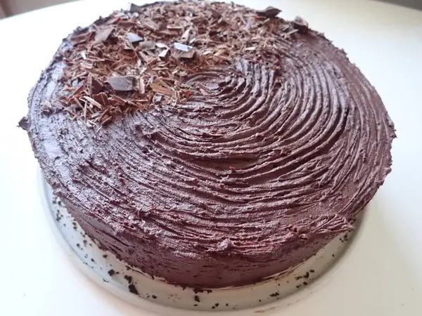 Mutfakta ev yapımı çikolatalı pasta.