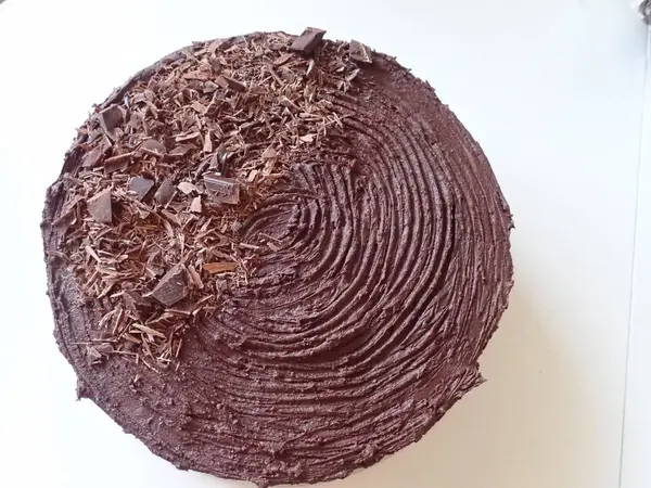 Mutfakta ev yapımı çikolatalı pasta.