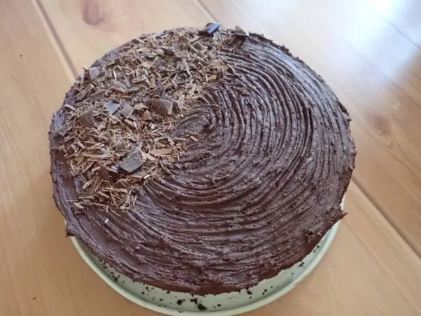 Mutfakta ev yapımı çikolatalı pasta.