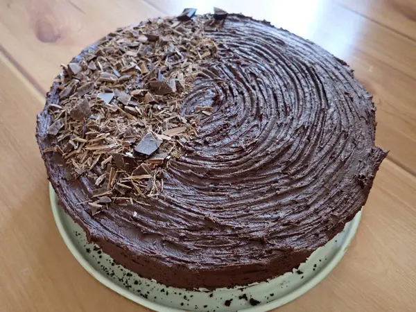 Mutfakta ev yapımı çikolatalı pasta.